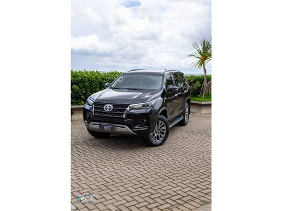 TOYOTA HILUX SW4 2.7 VVT-i FLEX SRV 7L 4X2 AUTOMÁTICO TOYOTA HILUX SW4 2.7 VVT-i FLEX SRV 7L 4X2 AUTOMÁTICO